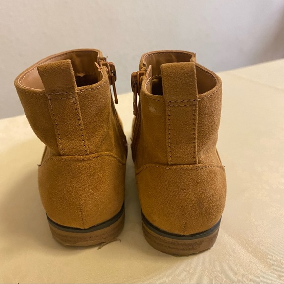 2 pair of Booties and 1 pair of moccasin slippers size 10 - Picture 5 of 16